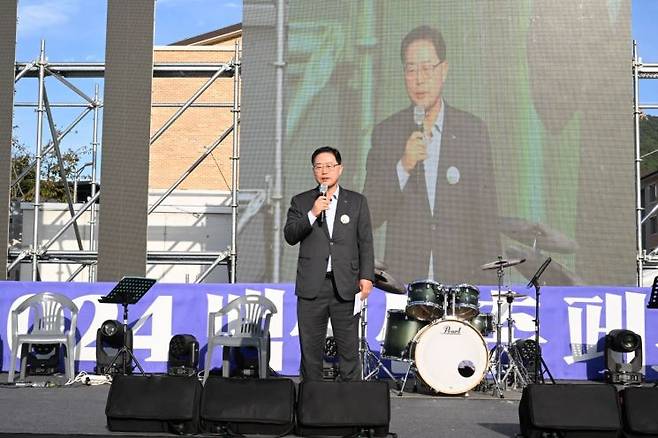 강수현 양주시장이 관내 백석읍 방성리 일대에서 개최된 도시재생 마을 축제 ‘2024 백석 신촌 페스티벌’에 참석해 인사말을 하고 있다. ＜사진=양주시＞