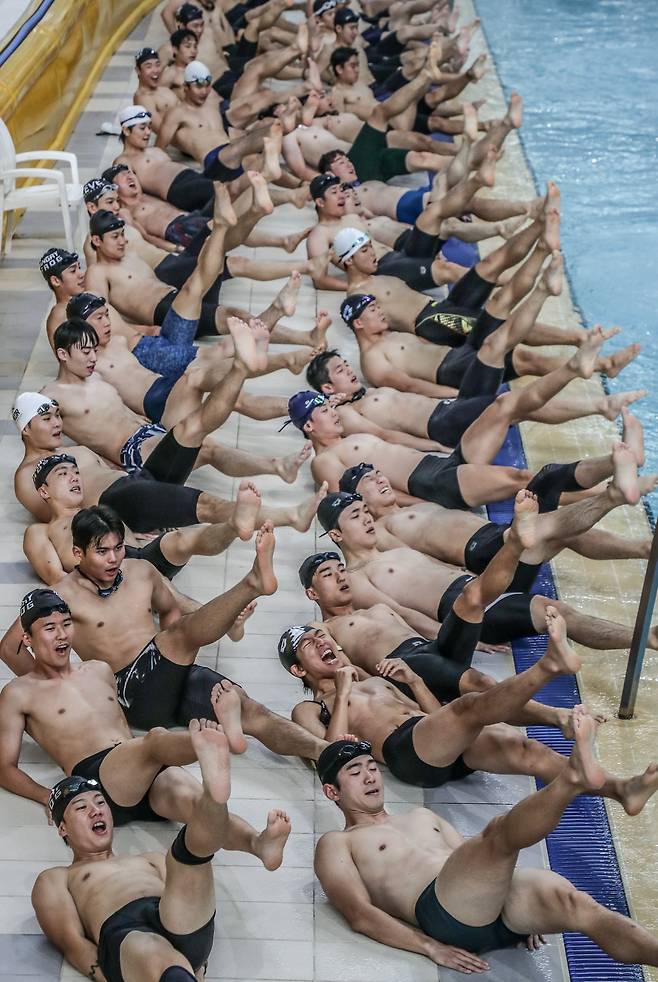 10월 7일 경기도 수원시 스포츠아일랜드 수영장에서 특수부대 준비 전문팀 '앵그리 프로그'에서 특수부대 지망생들이 발차기 훈련을 하고 있다. UDT, SSU, HID, 해양경찰특공대 입대를 목표로 훈련하는 이곳은 입대 시험과 훈련 수료를 목표로 체력 단련 및 수영, 잠수, 인명 구조에 특화된 교육으로 전국 특수부대 지망생들이 몰린다. SSU 출신과 해양경찰 출신 형제가 코치로 지도하고 있다./ 고운호 기자