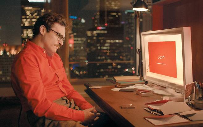 인공지능과 사랑에 빠진 남자를 다룬 영화 '그녀'(Her)의 한 장면./조선DB