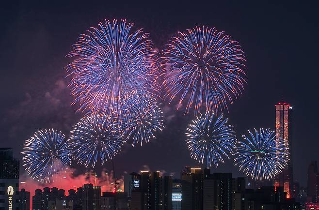 지난 5일 서울 여의도에서 불꽃축제가 열리면서 여의도 하늘에서 불꽃이 터지고 있다. / 장련성 기자