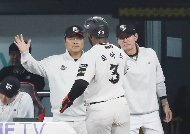 8일 오후 수원 KT위즈파크에서 열린 프로야구 KBO 포스트시즌 준플레이오프 3차전 LG 트윈스와 KT 위즈의 경기, 3회말 1사 1,3루 KT 오재일의 희생플라이 아웃으로 홈으로 들어온 로하스가 이강철 감독(오른쪽)과 함께 기뻐하고 있다. /뉴스1