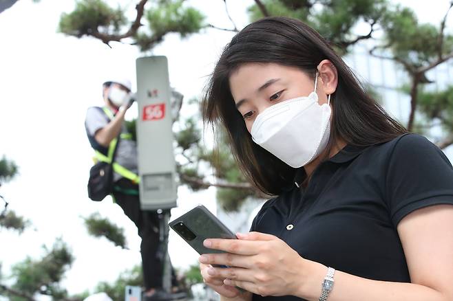 KT가 2021년 구축한 5G SA 서비스를 이용하는 모습. /KT 제공