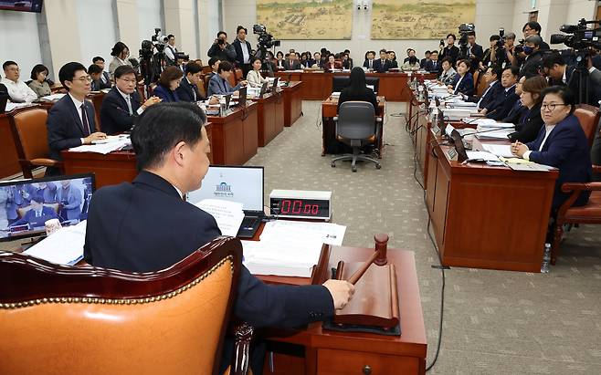 8일 오전 열린 국회 교육위원회의 교육부, 국가교육위원회 등의 국정감사에서 더불어민주당 소속 김영호 위원장이 김건희 여사 논문 대필 의혹 관련 인물로 불출석한 증인인 설민신 한경국립대 교수에 대해 동맹명령장 발부의 건을 가결하고 있다. /연합뉴스