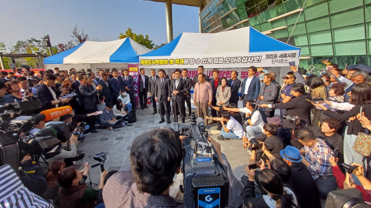 한동훈 국민의힘 당 대표가 8일 세종시청을 찾아 최민호 시장을 응원하고 있다. 곽우석 기자