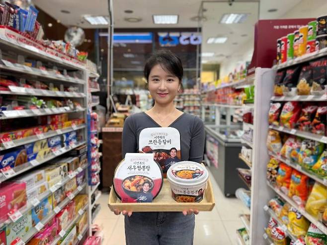 GS25에서 모델이 GS25X이연복 쉐프 콜라보 상품을 들고 있다.ⓒGS25