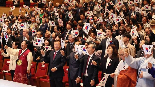 한글날 경축식에서 태극기 흔드는 참석자들 .이상민 행정안전부 장관과 내빈들이 지난해 10월 9일 오전 세종시 예술의전당에서 열린 577돌 한글날 경축식에서 한글날 노래를 부른 뒤 태극기를 흔들고 있다. 연합뉴스