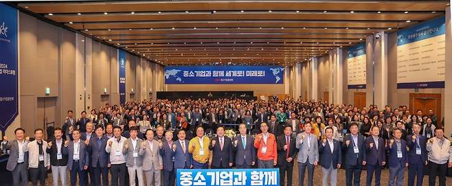 8일 제주 서귀포시 해비치호텔 제주에서 2024 중소기업 리더스포럼 개막식에서 김기문 중소기업중앙회 회장(첫줄 왼쪽 열 두번째)과 한덕수 국무총리(왼쪽 열 세번째) 등 참석자들이 기념촬영을 하고 있다. 중소기업중앙회 제공