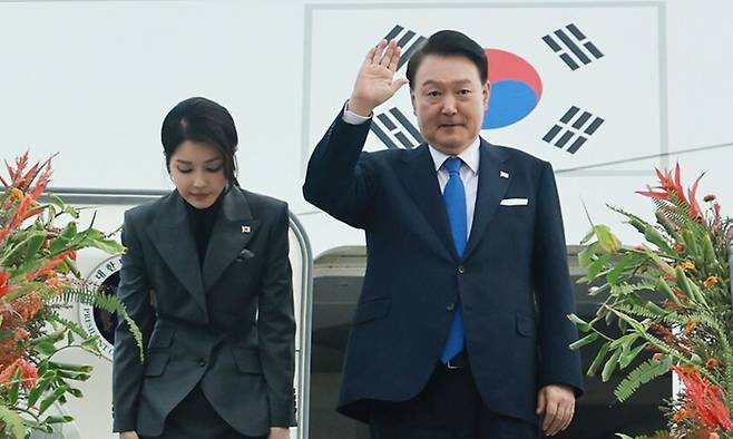 필리핀 국빈 방문을 마친 윤석열 대통령과 김건희 여사가 7일(현지시각) 오후 필리핀 마닐라 니노이 아키노 국제공항에서 다음 국빈 방문지인 싱가포르로 향하기 위해 전용기인 공군 1호기에 올라 인사하고 있다. 연합뉴스