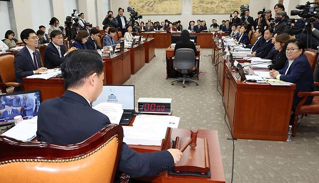 8일 오전 열린 국회 교육위원회의 교육부, 국가교육위원회 등의 국정감사에서 더불어민주당 소속 김영호 위원장이 김건희 여사 논문 대필 의혹 관련 인물로 불출석한 증인인 설민신 한경국립대 교수에 대해 동맹명령장 발부의 건을 가결하고 있다. 연합뉴스