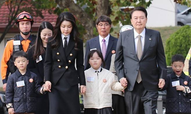 지난해 11월9일 윤석열 대통령과 김건희 여사가 소방의 날 기념식에 참석하기 위해 소방대원 가족들의 손을 잡고 서울 용산 어린이 정원 잔디마당으로 이동하고 있다. 대통령실사진기자단