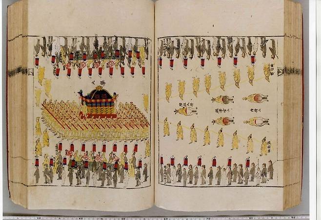 1895년 10월8일 을미사변으로 숨진 명성황후의 장례식이 치러진 것은 2년 뒤인 1897년 11월21~22일이었다. 당시 모습을 담은 명성황후국장도감의궤. 러시아식 군복을 입은 병사들의 모습이 보인다. 국가유산청 제공