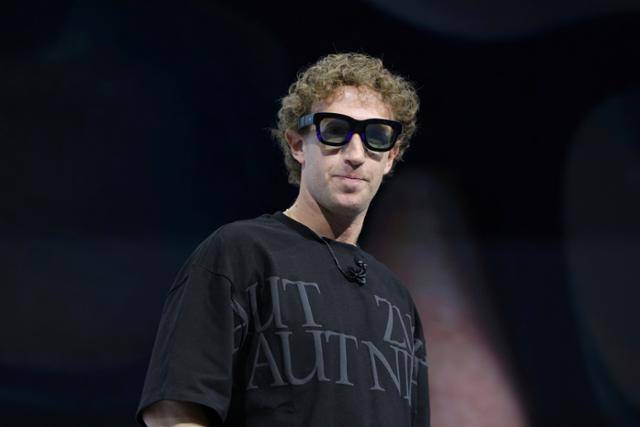 마크 저커버그 메타 최고경영자가 지난달 25일 미국 캘리포니아주 멘로파크 메타 본사에서 열린 메타 연례 개발자 콘퍼런스 커넥트에서 직접 제작한 검은색 티셔츠를 입고 증강현실 안경 오라이언을 착용한 채 객석을 바라보고 있다. 티셔츠에는 고대 로마 황제들이 어떤 대가를 치르더라도 최고 통치자가 되고 싶다는 욕구를 표현할 때 썼던 글귀에 자신의 이름(Zuck)을 넣어 변형한 문구가 새겨져 있다. 멘로파크=로이터 연합뉴스