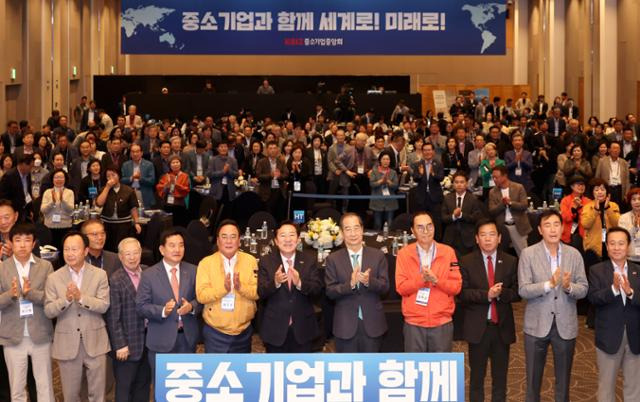 8일 오후 제주 서귀포시 해비치호텔에서 열린 '2024 중소기업 리더스포럼' 참석자들이 기념 촬영을 하고 있다. 중소기업중앙회 제공