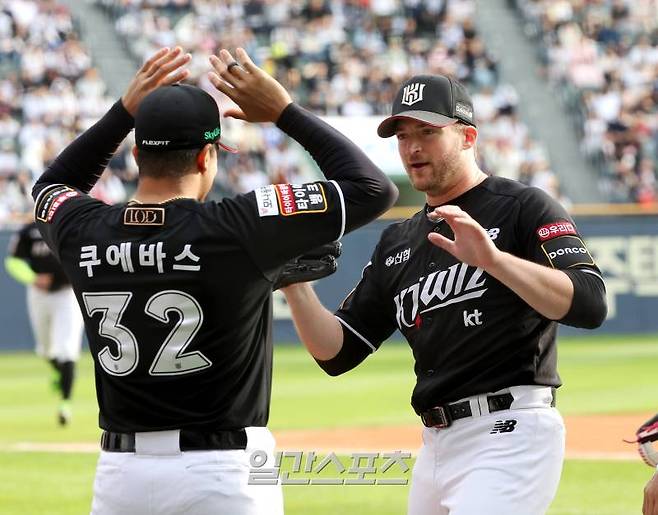 2024 프로야구 KBO 포스트시즌 두산베어스와 kt위즈의 와일드카드결정전(WC) 2차전 경기가 3일 오후 서울 잠실야구장에서 열렸다. 7회까지 무실점으로 경기를 리드하고 있는 KT 쿠에바스, 벤자민이 공수교대를 하며 하이파이브를 하고 있다. 잠실=김민규 기자 mgkim1@edaily.co.kr /2024.10.03/