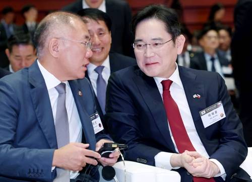 지난달 체코 비즈니스 포럼에서 대화하는 이재용(오른쪽) 삼성전자 회장과 정의선 현대차그룹 회장. 연합뉴스&nbsp;