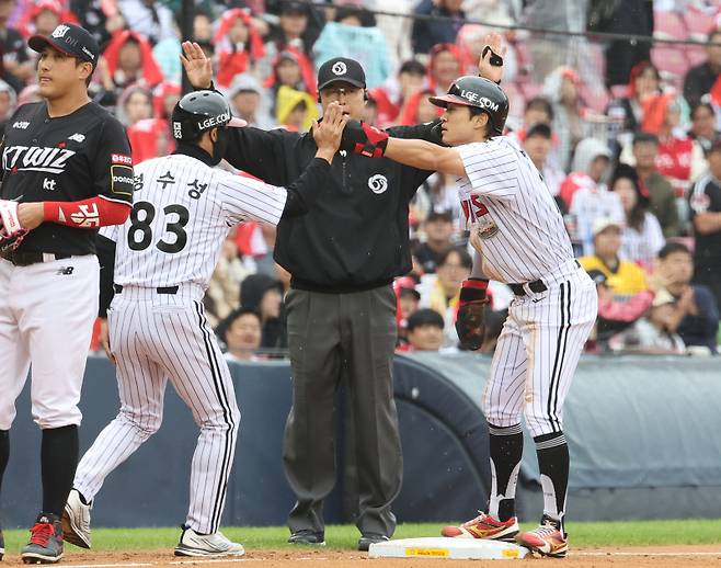 2024 프로야구 KBO 포스트시즌 LG트윈스와 kt위즈의 준플레이오프(준PO) 2차전 경기가 6일 오후 서울 잠실야구장에서 열렸다. 3회말 무사 1,2루 홍창기 타석 때 2루 주자 박해민이 더블스틸을 시도, 3루에서 세이프하고 있다. 잠실=김민규 기자 mgkim1@edaily.co.kr /2024.10.06/