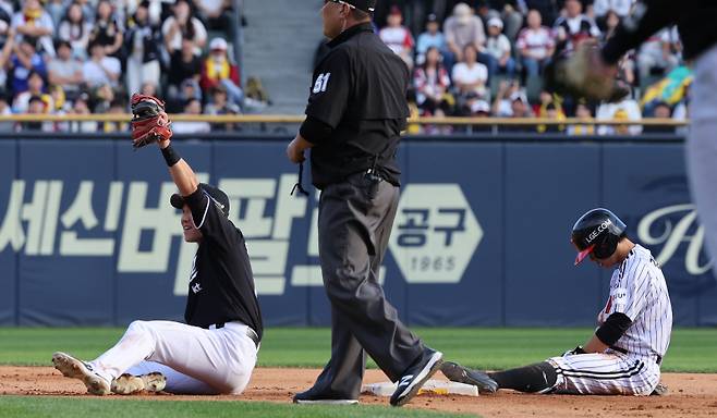 <yonhap photo-3251=""> (서울=연합뉴스) 한상균 기자 = 5일 잠실야구장 프로야구 kt와 LG 준플레이오프 1차전 9회말 2사 1루. LG 김대원이 도루 실패 후 아쉬워하고 있다. kt 승리. 2024.10.5 xyz@yna.co.kr/2024-10-05 16:56:57/ <저작권자 ⓒ 1980-2024 ㈜연합뉴스. 무단 전재 재배포 금지, AI 학습 및 활용 금지></yonhap>