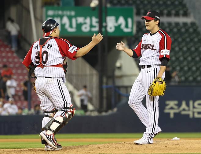 <yonhap photo-2984="">(서울=연합뉴스) 김성민 기자 = 18일 오후 서울 잠실야구장에서 열린 2023 프로야구 두산 베어스와 LG 트윈스의 경기에서 15-3으로 승리한 LG 허도환과 최동환이 서로를 격려하고 있다. 2023.6.18 ksm7976@yna.co.kr/2023-06-18 20:18:09/ <저작권자 ⓒ 1980-2023 ㈜연합뉴스. 무단 전재 재배포 금지.></yonhap>