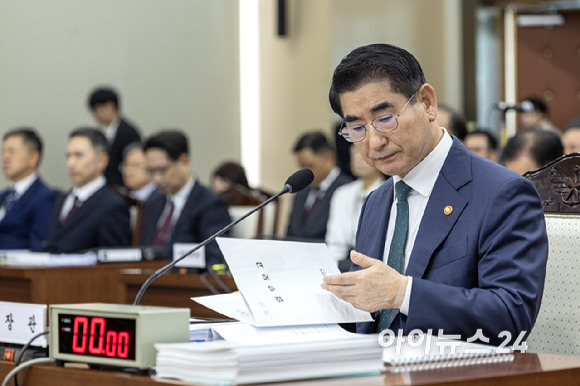 김용현 국방부 장관이 8일 서울 용산구 국방부에서 열린 국정감사에 참석하고 있다. [사진=국회사진취재단]