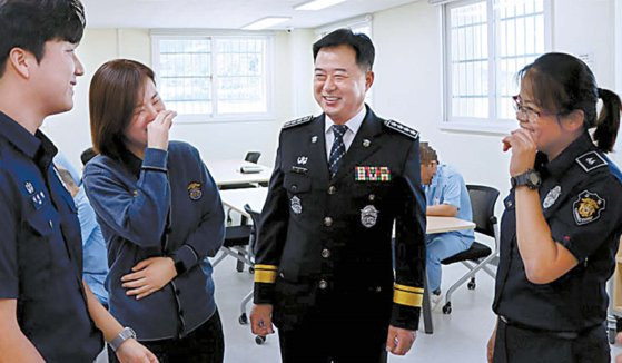 이도곤 거창구치소장(오른쪽에서 두 번째)이 지난달 23일 오후 수용자 도서실에서 지난해 거창주민을 대상으로 실시한 한지채용에 합격해 교정 공무원이 된 이석형·조혜란·김민경 교도(왼쪽부터)와 이야기를 나누고 있다. [법무부]