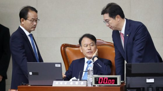 8일 오전 세종시 정부세종청사에서 열린 국회 정무위원회 국정감사에서 윤한홍 위원장이 여야 간사와 이야기를 나누고 있다. 뉴스1