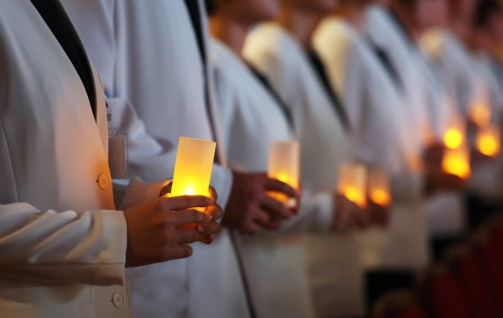 지난달 24일 오후 경기도 수원시 아주대학교에서 열린 '간호대학 제26회 나이팅게일 선서식'에서 학생들이 촛불의식을 하고 있다. 연합뉴스