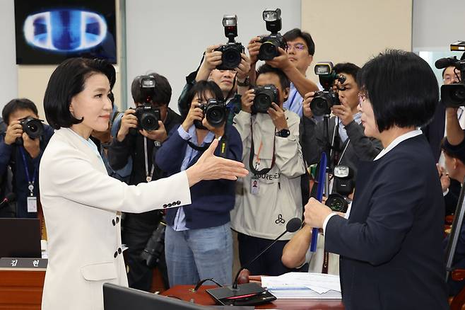 국회 탄핵소추안 통과로 직무가 정지된 이진숙 방송통신위원장이 7일 국회 과학기술정보방송통신위원회 국정감사 증인으로 출석했다. 사진은 이진숙 위원장이 최민희 과방위원장에게 선서문을 제출한 뒤 악수를 청하는 모습. /뉴시스