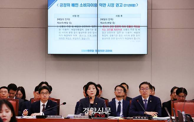 오영주 중소벤처기업부 장관이 8일 국회 산업통상자원중소벤처기업위원회 국정감사에서 질의에 답하고 있다.  박민규 선임기자