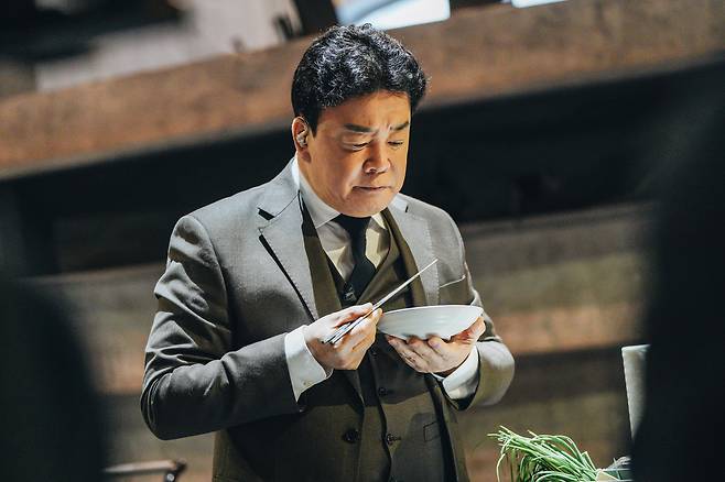 Restauranteur Paik Jong-won as a judge in a scene of "Culinary Class Wars" [NETFLIX KOREA]