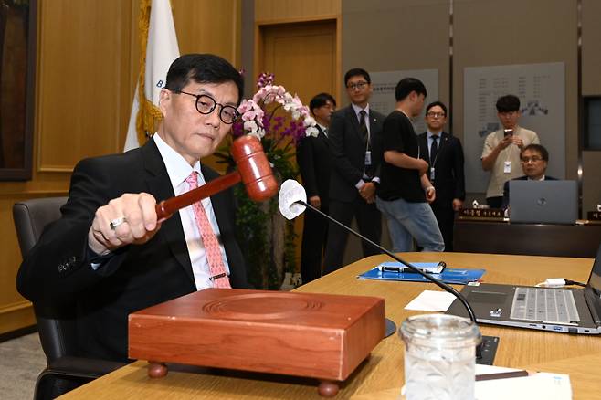 채권시장 설문 결과 응답자 64% 10월 기준금리 인하를 예상했다 사진은 이창용 한국은행 총재가 지난 8월 한국은행 금통위 본회의 전 의사봉을 두드리는 모습. 사진공동취재단