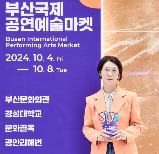 이미연 부산문화재단 대표가 지난 6일 부산아트마켓이 열리는 장소 중 하나인 부산문화회관에서 국민일보와 만나고 있다.    부산문화재단