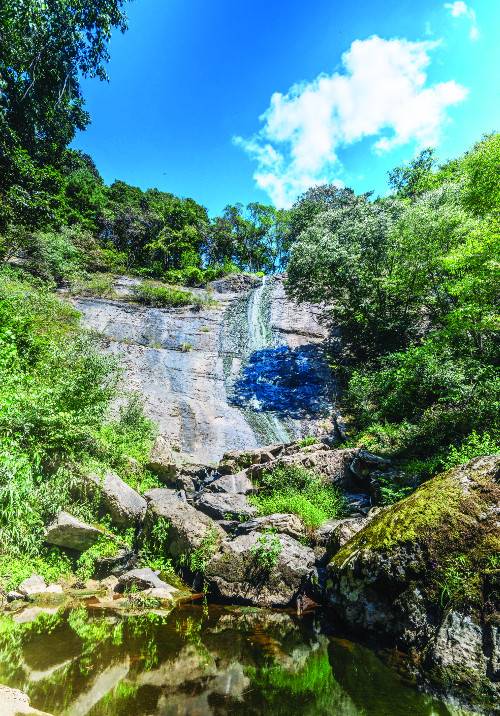 진안고원길 7구간 '황금폭포 하늘길'의 최고 볼거리인 황금폭포. 높이 33m의 웅장한 바위 꼭대기에서 쏟아지는 물줄기가 파란 하늘의 하얀 구름에서 쏟아지는 듯하다.