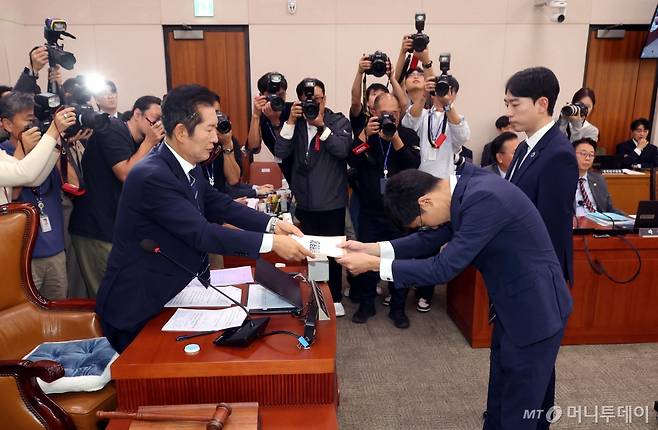 정청래 국회 법사위원장이 8일 오전 서울 여의도 국회 법제사법위원회에서 열린 법무부 등에 대한 국정감사에서 국감에 출석하지 않은 김영철 서울북부지검 차장검사에 대한 동행명령장을 경위들에게 전달하고 있다. 2024.10.08. /사진=뉴시스 /사진=조성봉