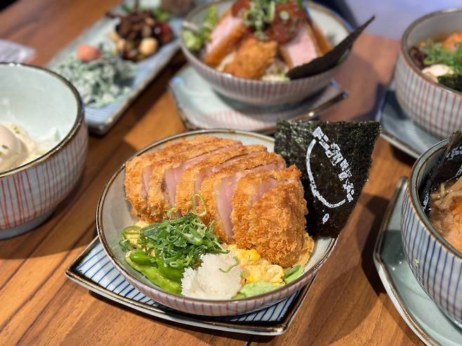 토지나이 카츠는 일반적인 가츠동과 달리 달걀 위에 고기를 얹는다. 돈카츠멘의 토지나이 카츠동 메뉴가 준비돼 있다. /사진=다이어리알