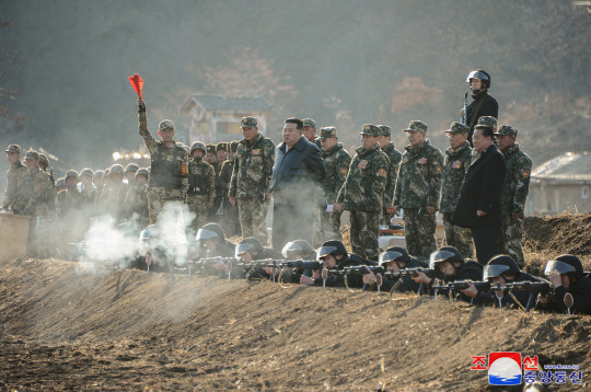 김정은 북한 국무위원장이 올해 3월 군 훈련장을 찾아 실전적 훈련과 전쟁 준비 강화를 당부했다. 김정은 위원장은 지난 3월 6일 북한군 서부지구 중요 작전훈련 기지를 방문해 시설을 돌아보고 훈련을 지도했다고 조선중앙통신이 다음날 보도했다. 조선중앙통신 캡처／연합뉴스