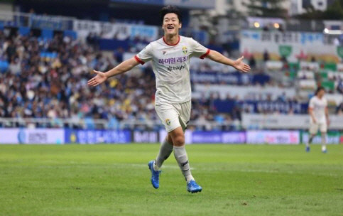 강원 FC의 이상헌. 한국프로축구연맹 제공