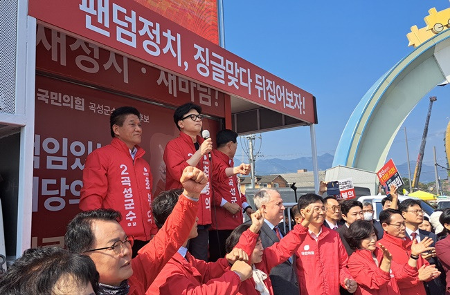 한동훈 국민의힘 대표가 8일 곡성 전통시장 앞에서 유세차에 올라 최봉의 후보 지원 유세를 하고 있다.