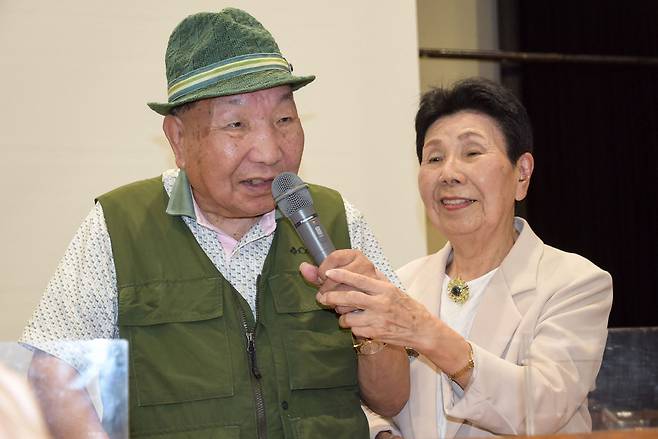 하카마다 이와오(왼쪽) 씨가 기자회견을 하고 있는 모습. [AFP]