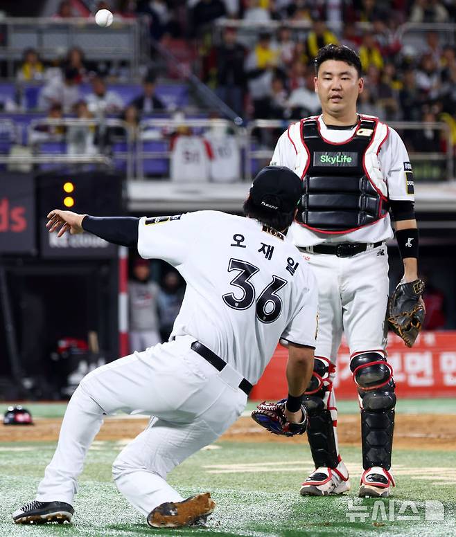 [수원=뉴시스] 전신 기자 = 8일 경기도 수원케이티위즈파크에서 열린 2024 KBO 포스트시즌 준플레이오프 3차전 LG 트윈스와 kt 위즈의 경기에서 5회초 무사 주자 없는 상황 kt 1루수 오재일이 LG 문성주의 파울 플라이볼을 놓치고 있다. 2024.10.08. photo1006@newsis.com