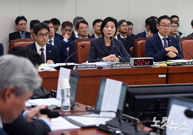 오영주 중소벤처기업부 장관이 8일 오전 국회 산업통상자원중소벤처기업위원회 중소벤처기업부 등에 대한 국정감사에 출석해 질의에 답하고 있다. 황진환 기자