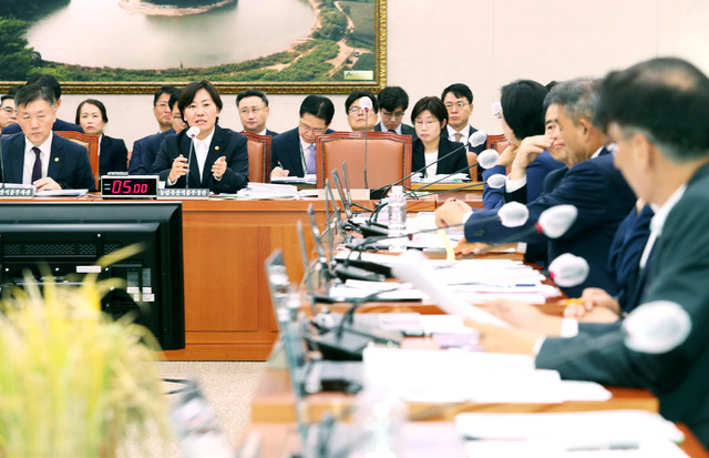 7일 열린 국회 농림축산식품해양수산위원회 국정감사에서 송미령 농림축산식품부 장관(앞줄 왼쪽 두번째)이 의원 질의에 답변하고 있다. 김병진 기자