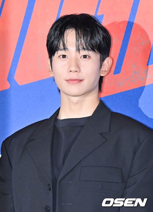 [OSEN=박준형 기자] 9일 오후 서울 용산아이파크몰 내 용산 CGV에서 영화 '베테랑2'(감독 류승완) 언론시사회가 진행됐다.'베테랑2'는 나쁜 놈은 끝까지 잡는 베테랑 서도철 형사(황정민)의 강력범죄수사대에 막내 형사 박선우(정해인)가 합류하면서 세상을 떠들썩하게 한 연쇄살인범을 쫓는 액션범죄수사극. 오는 13일 전국 극장에서 개봉한다.배우 정해인이 포즈를 취하고 있다.  2024.09.09 / soul1014@osen.co.kr