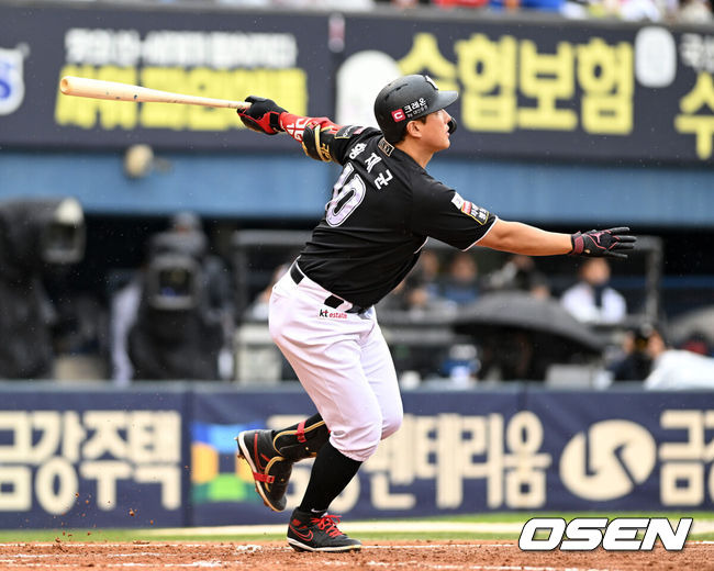 [OSEN=잠실, 이대선 기자] 6일 서울 잠실야구장에서 2024 신한 SOL뱅크 KBO 포스트시즌 준플레이오프 2차전 LG 트윈스와 KT 위즈의 경기가 열렸다.LG는 임찬규, KT는 엄상백을 선발 투수로 내세웠다.4회초 무사에서 KT 황재균이 안타를 치고 있다. 2024.10.06 /sunday@osen.co.kr