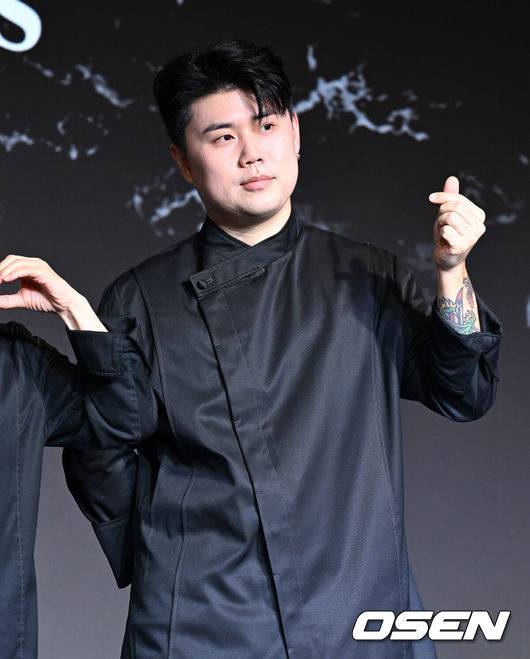 [OSEN=이대선 기자] 7일 오전 서울 호텔 나루 서울 엠갤러리에서 넷플릭스 '흑백요리사: 요리 계급 전쟁' TOP8 기자와의 ‘맛’남 행사가 열렸다.'흑백요리사'는 한국을 비롯해&nbsp;전 세계&nbsp;28개국 TOP 10에 오르며 지난달 17일 공개 이후 2주 연속 넷플릭스 글로벌 TOP 10 TV(비영어) 부문 1위를 기록했다.나폴리 맛피아가 포토타임을 가지고 있다. 2024.10.07 /sunday@osen.co.kr