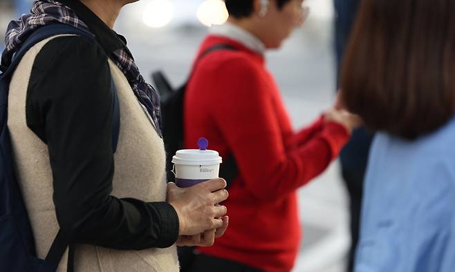 절기상 찬 이슬이 맺히기 시작한다는 한로인 8일 서울 종로구 광화문광장 인근에서 한 시민이 음료를 들고 있다. 연합뉴스