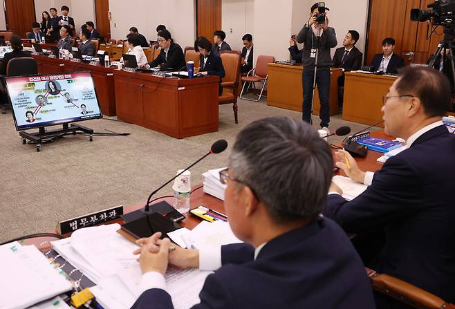 8일 국회에서 열린 법제사법위원회의 법무부 등에 대한 국정감사에서 박성재 법무부 장관이 더불어민주당 전현희 의원의 김건희 여사 의혹과 관련된 질의를 듣고 있다.     연합뉴스