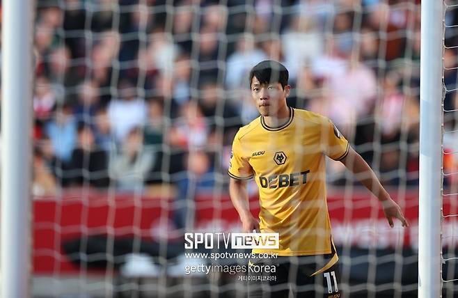 ▲ FIFA(국제축구연맹)가 황희찬에게 인종차별 발언을 한 수비수 마르코 쿠르토에게 10경기 출전 정지라는 중징계를 내렸다. 쿠르토는 지난 7월 프리시즌 경기에서 황희찬에게 인종차별을 했고, 이를 들은 황희찬 팀 동료 다니엘 포덴세는 크게 분노했다. 그 자리에서 쿠르토에게 주먹질을 해 퇴장까지 당했다. 경기 후 울버햄튼은 구단 공식 입장을 내며 쿠르토의 인종차별을 강력히 규탄했다. 게리 오닐 울버햄튼 감독도 거들었다. 황희찬 역시 "인종차별은 스포츠와 삶 모든 측면에서 용납할 수 없고 참을 수 없다"며 강하게 목소리를 냈다. 결국 FIFA는 중징계로 황희찬의 손을 들어줬다.