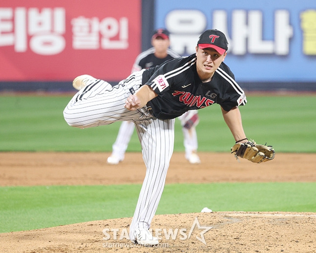 '2024 KBO 포스트시즌 준플레이오프 3차전' KT-LG전이 8일 수원 KT위즈파크에서 열렸다.  LG 선발 최원태가 역투하고 있다. /사진=김진경 대기자