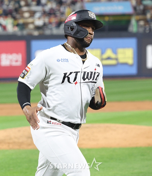 KT 로하스가 8일 수원 케이티 위즈 파크에서 열린 2024 KBO 준플레이오프 3차전에서 3회 말 오재일의 희생플라이 때 득점에 성공했다. /사진=김진경 대기자