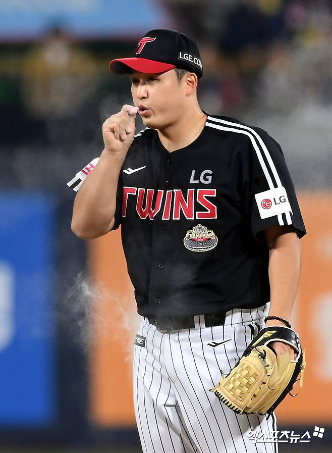 LG 투수 최원태는 8일 수원 KT위즈파크에서 열린 '2024 신한 SOL Bank KBO 포스트시즌' KT와 준플레이오프(5전 3승제) 3차전에서 선발 등판했다. 이날 최종 성적 2⅔3실점(2자책점)을 기록한 뒤 마운드를 내려갔다. 이날도 포스트시즌 부진을 이겨내지 못했다. 수원, 고아라 기자